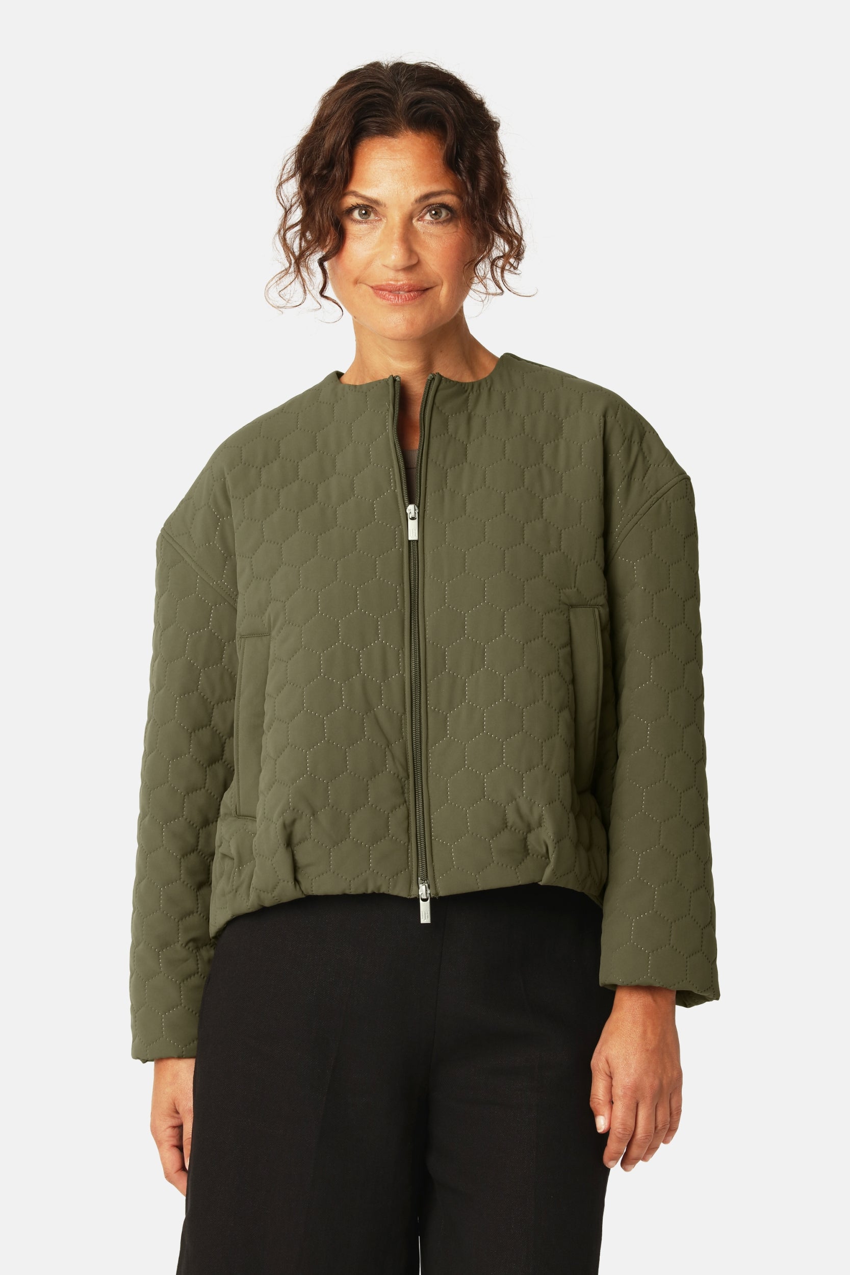 Korte Gewatteerde Jas HONEYCOMBE01 | Olive Night | Jacket | Ilse Jacobsen