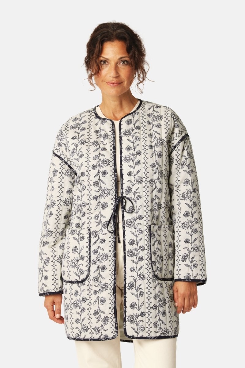 Gewatteerde Jas OTTOMAQUILT04P | White Wildflower | Jacket | Ilse Jacobsen