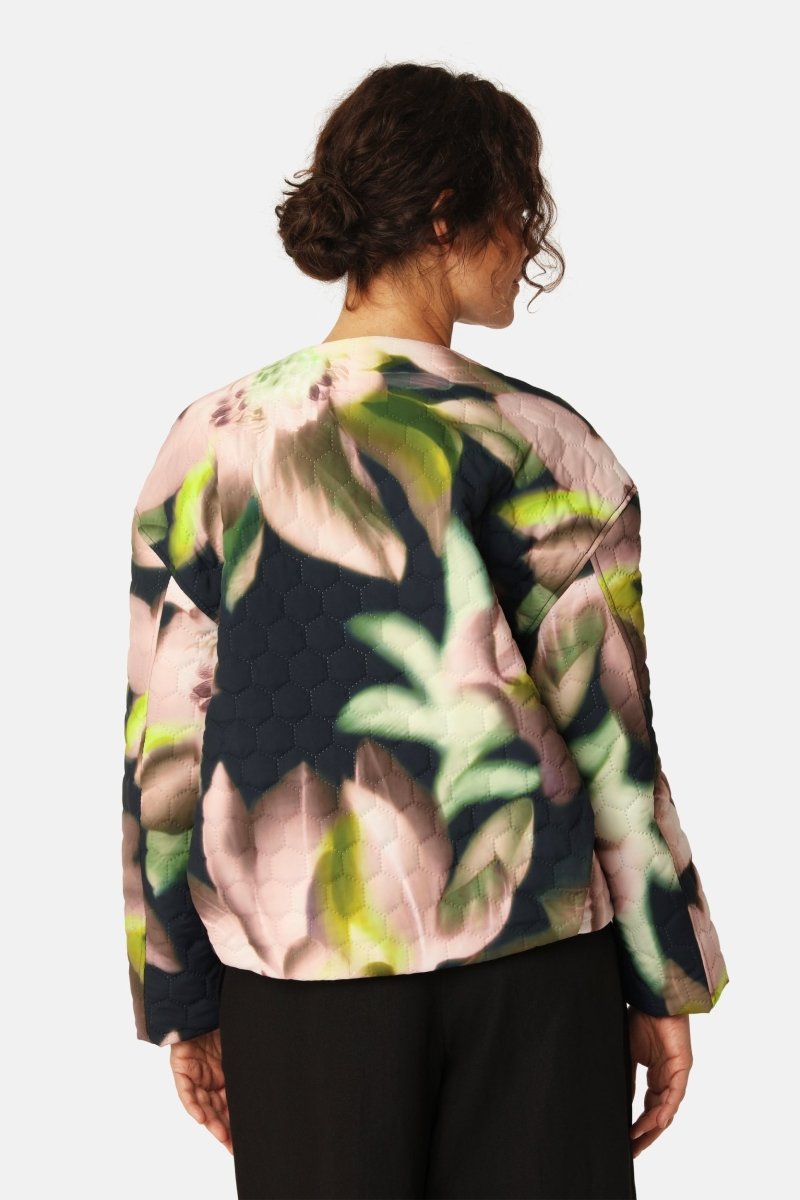 Korte Gewatteerde Jas HONEYCOMBE01P | Dark Photoristic Flower | Jacket | Ilse Jacobsen