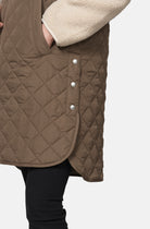 Lange gewatteerde bodywarmer ART25 | Mud | Jacket | Ilse Jacobsen
