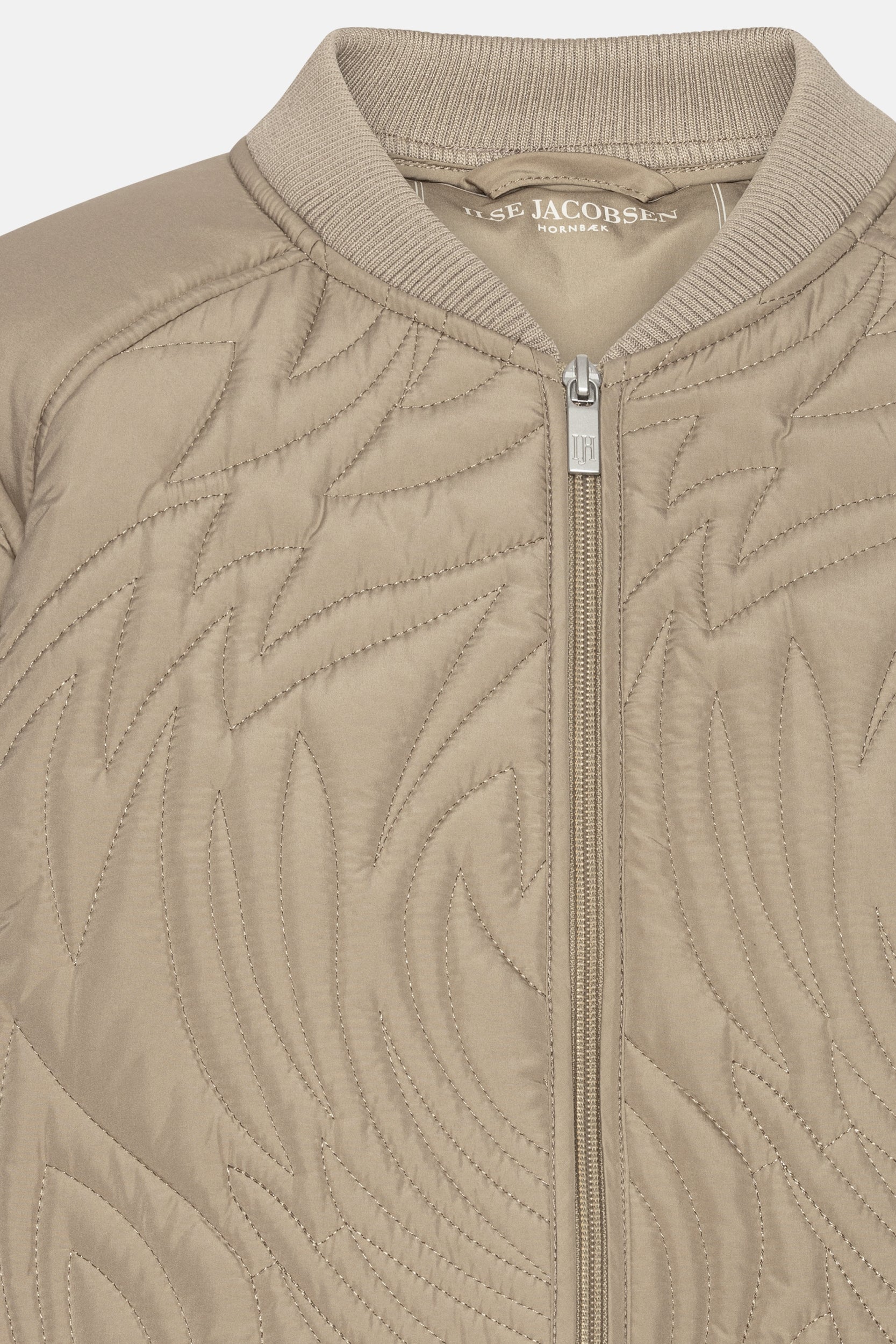 Kort Gewatteerd Jack met Ribboord DUNE02 | Coriander | Jacket | Ilse Jacobsen