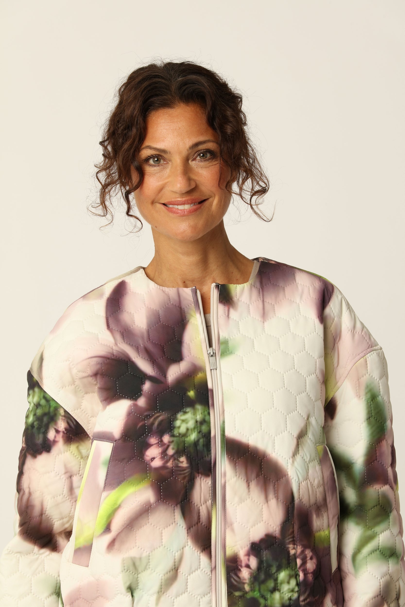 Korte Gewatteerde Jas HONEYCOMBE01P | Light Photoristic Flower | Jacket | Ilse Jacobsen