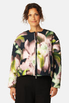 Korte Gewatteerde Jas HONEYCOMBE01P | Dark Photoristic Flower | Jacket | Ilse Jacobsen