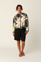 Korte Gewatteerde Jas HONEYCOMBE01P | Dark Photoristic Flower | Jacket | Ilse Jacobsen