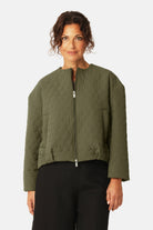 Korte Gewatteerde Jas HONEYCOMBE01 | Olive Night | Jacket | Ilse Jacobsen
