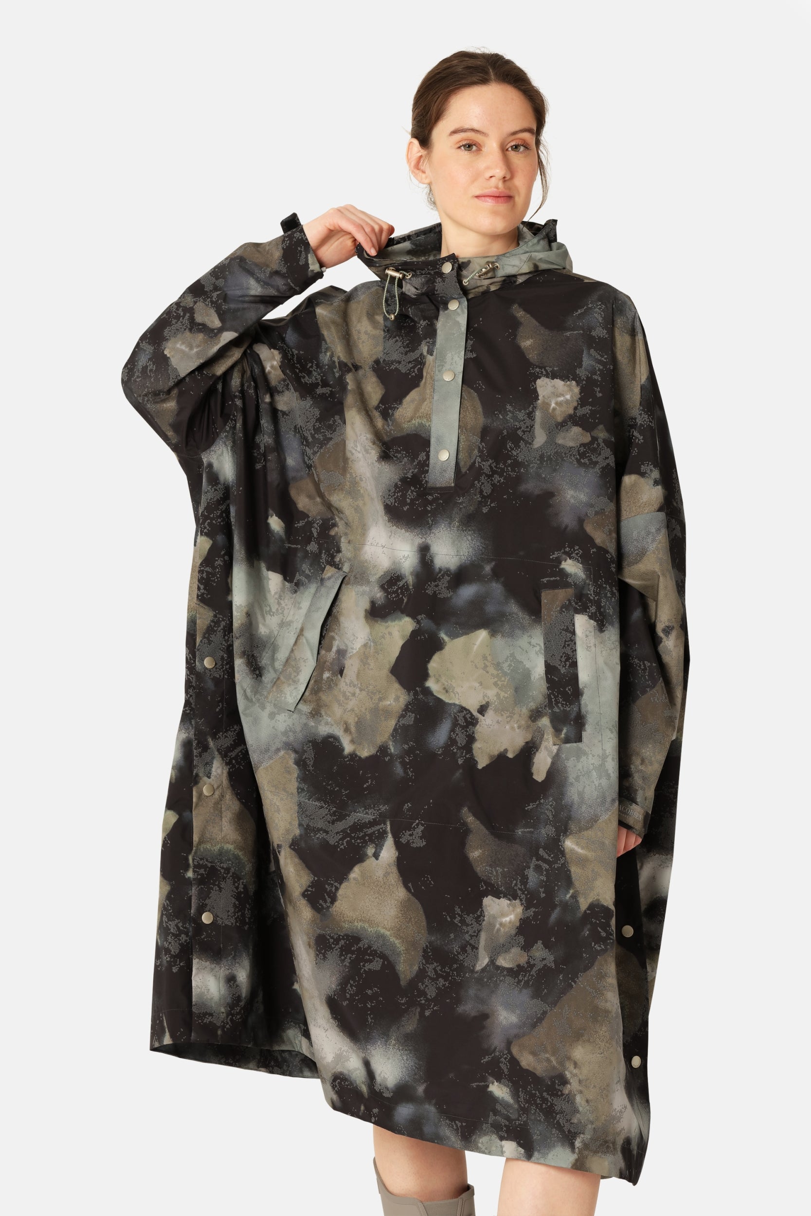 Poncho Regenjas RAIN222SPRP - 005 Moss Print | Ilse Jacobsen