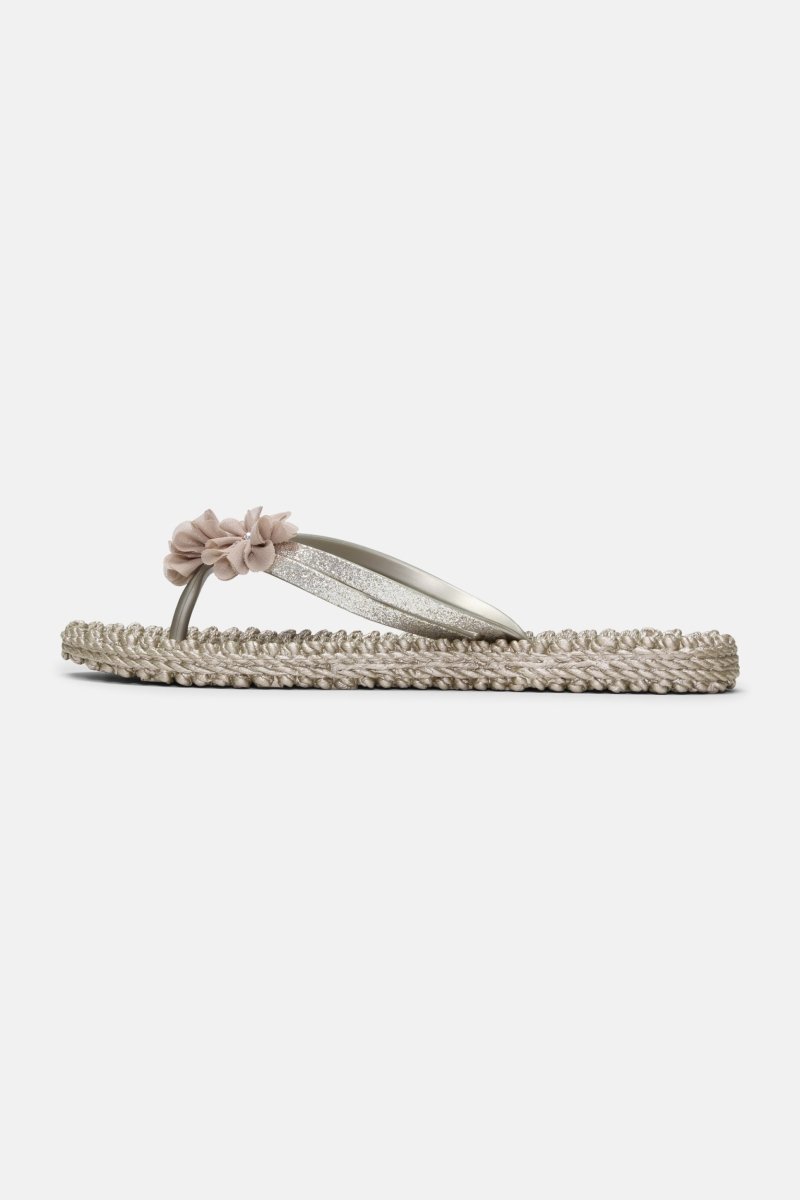 Dubbeleband Slippers met Bloemen CHEERFUL18F | Platin | Shoes | Ilse Jacobsen
