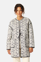 Gewatteerde Jas OTTOMAQUILT04P | White Wildflower | Jacket | Ilse Jacobsen