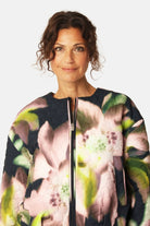 Korte Gewatteerde Jas HONEYCOMBE01P | Dark Photoristic Flower | Jacket | Ilse Jacobsen