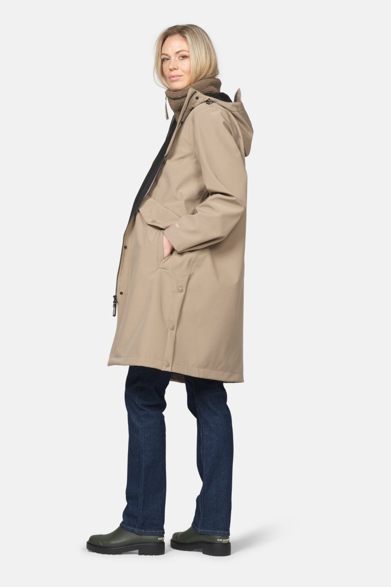 Lange softshell regenjas DAYBREAK03 | Greige | Raincoat | Ilse Jacobsen
